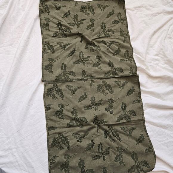 Holly Berry Set of 4 Placemat/Napkin w Gold/Silver Tone Jingle Bell Napkin Rings - Picture 9 of 16